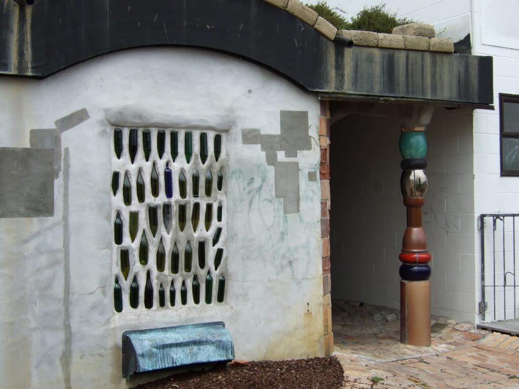 A természet művészi ölén <p class='secondary-title'>Hundertwasser Toilets</p>